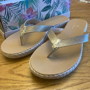 EUC like new TOMMY BAHAMA Thomas Gold Glitter Flip Flop Sandals 8-1/2